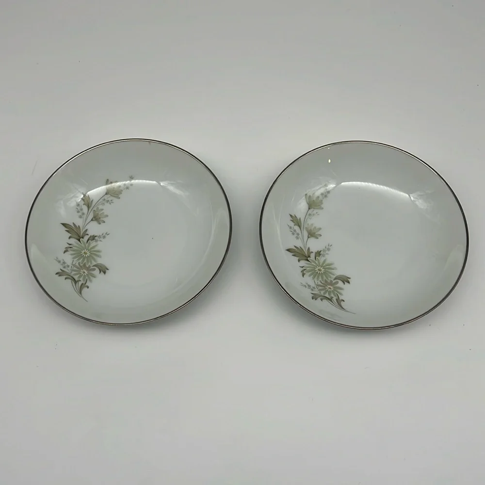 Noritake Soroya 6853 2 Shallow Fruit Bowls Light Green Daisy‎ Platinum Banded